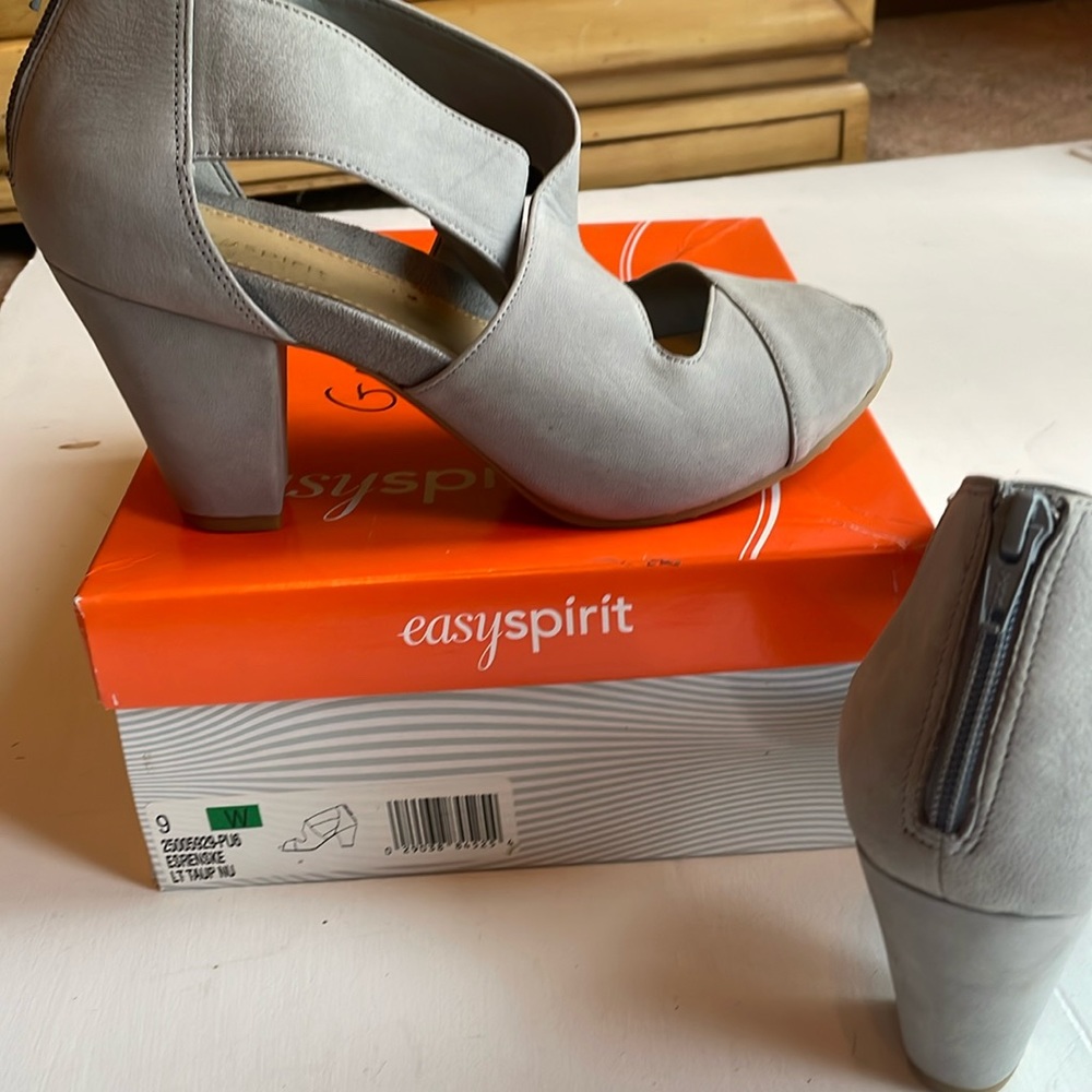 Easy Spirit 9 Wide Light Grayish/Blue 3” heels. Leather upper. Zip back.